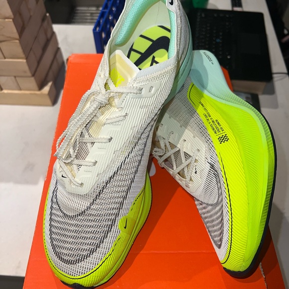 Size 13 - Nike ZoomX Vaporfly NEXT% 2 white, bright Green - Picture 2 of 6